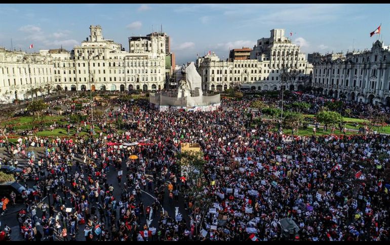 En Lima, más de cinco mil manifestantes acudieron con carteles que decían 