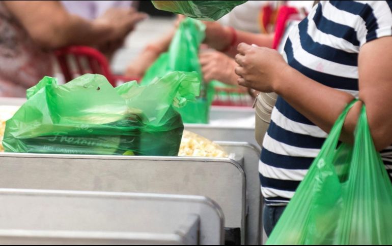 La regulación al uso de bolsas de plástico para acarreo contemplada en la Norma Ambiental Estatal promueve la migración al uso de materiales reciclados o compostables. EFE/ARCHIVO