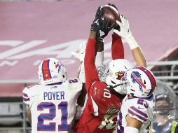 IRREAL. DeAndre Hopkins realizó la atrapada del triunfo de los Cardinals en los segundos finales con la marca encima de tres rivales. AFP • C. Petersen