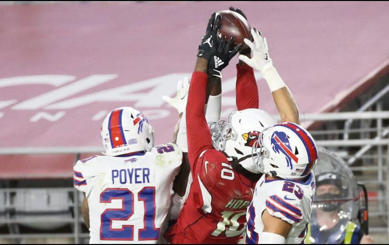 IRREAL. DeAndre Hopkins realizó la atrapada del triunfo de los Cardinals en los segundos finales con la marca encima de tres rivales. AFP • C. Petersen