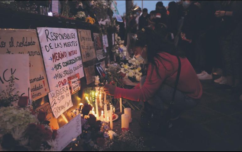 MEMORIAL. Peruanos recuerdan a los asesinados en las protestas. AP