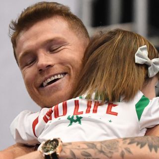 Saúl "Canelo" Álvarez paga terapias a niña para que pueda caminar