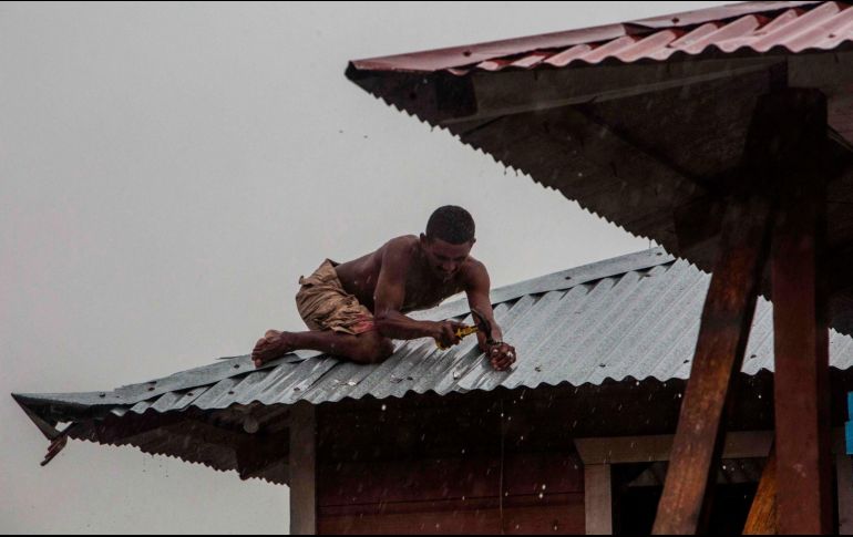 Un hombre asegura hoy el techo de su casa en  Bilwi, Puerto Cabezas, Nicaragua, previo al impacto de 