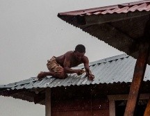 Un hombre asegura hoy el techo de su casa en  Bilwi, Puerto Cabezas, Nicaragua, previo al impacto de 