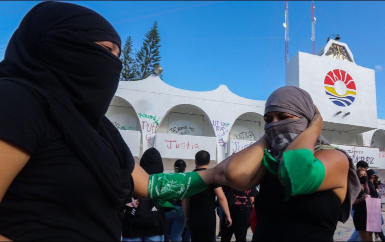 Mujeres se manifiestaron ayer en Cancún, para denunciar feminicidios y la violencia machista. Un grupo  causó daños en varios edificios públicos. EFE/A. Cupul