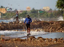 La marejada producto del paso del huracán inundó este lunes barrios aledaños a las playas de Cartagena de Indias. EFE/ R. Maldonado