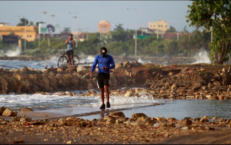 La marejada producto del paso del huracán inundó este lunes barrios aledaños a las playas de Cartagena de Indias. EFE/ R. Maldonado