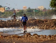 La marejada producto del paso del huracán inundó este lunes barrios aledaños a las playas de Cartagena de Indias. EFE/ R. Maldonado