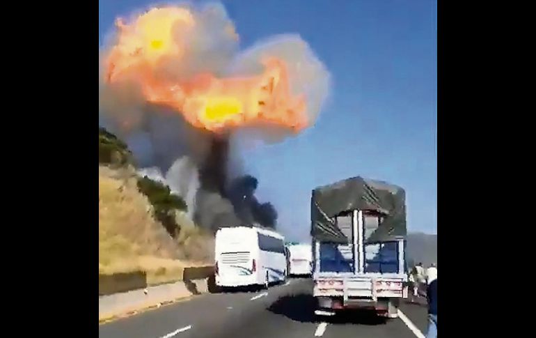 PERCANCE. La explosión de la pipa en la autopista Tepic-Guadalajara fue grabada por personas que se dirigían al sitio para ayudar a los afectados. Sin embargo, escaparon luego de que los sorprendió el estallido. Ambas imágenes provienen de esos videos. ESPECIAL