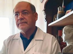 AUTOR. Alejandro Arroyo combina la actividad profesional de medicina con la música y escritura. CORTESÍA