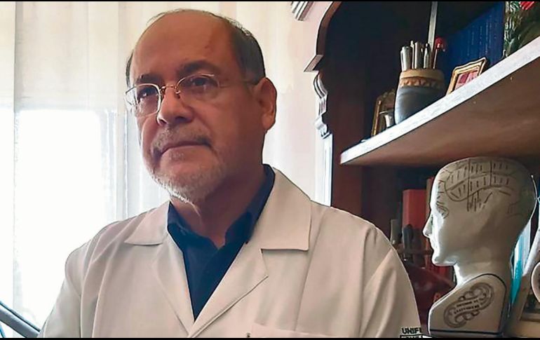 AUTOR. Alejandro Arroyo combina la actividad profesional de medicina con la música y escritura. CORTESÍA
