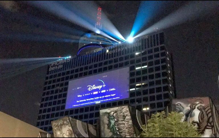 El espectáculo desde el WTC incluyó luces y fuegos artificiales. FACEBOOK/WTC México