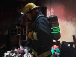 En el lugar había material como cartón, papel, ropa y plástico, lo que provocó que la flama se expandiera y el humo creciera. ESPECIAL