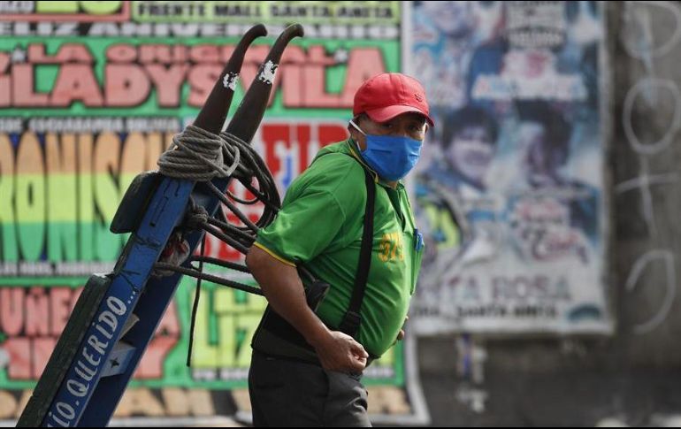 Un hombre con tapabocas trabaja en el Mercado Mayorista de Frutas de Lima, Perú. El empleo informal registró un aumento considerable debido a la pandemia. EFE/ARCHIVO