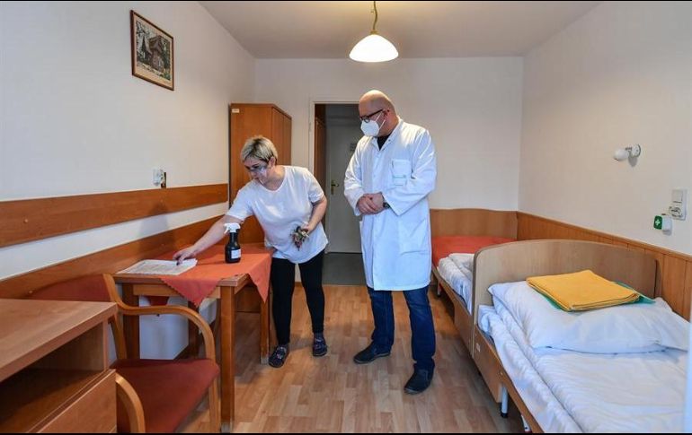 En las últimas 24 horas hubo 437 muertos en Francia, hasta totalizar 46 mil 273 decesos en total. EFE/W. Jargilo