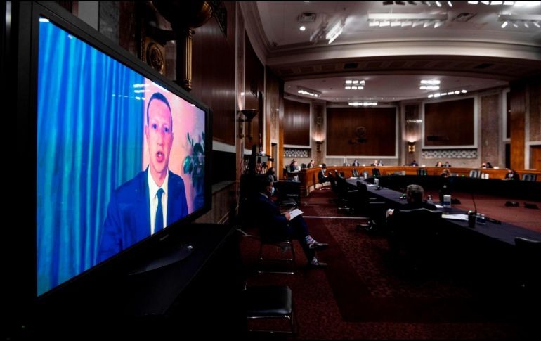 El jefe de Facebook, Mark Zuckerberg, testifica de forma remota ante un comité del Senado en Washington, DC. AFP/B. Clark