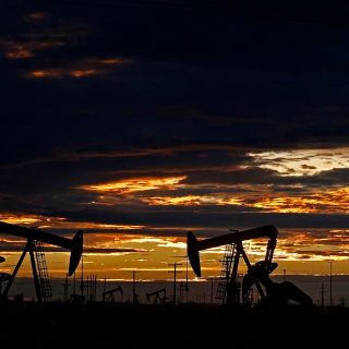 El petróleo cierra mixto tras reunión mensual de la OPEP+