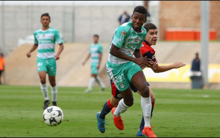 El delantero de 21 años comenzó su carrera en las inferiores de Chivas para después emigrar al Santos Laguna. Imago7 / ARCHIVO