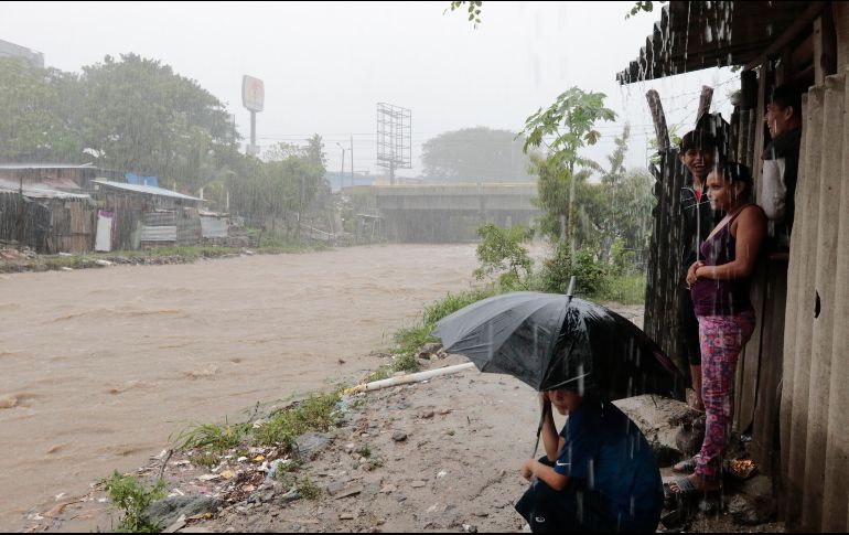 Pobladores de San Pedro Sula mira la crecida del río Bermejo. AP/D. Martínez