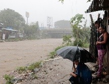 Pobladores de San Pedro Sula mira la crecida del río Bermejo. AP/D. Martínez