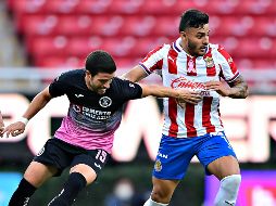 El delantero Alexis Vega terminó lesionado tras una barrida del elemento de La Máquina. IMAGO7