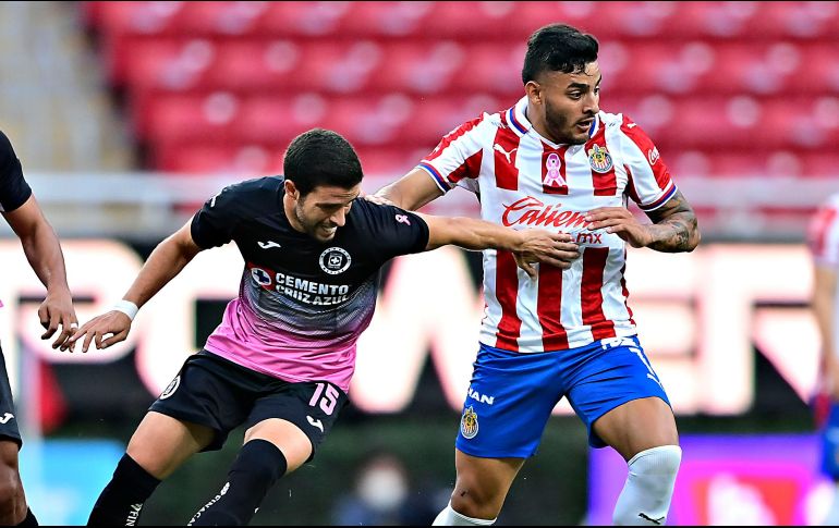 El delantero Alexis Vega terminó lesionado tras una barrida del elemento de La Máquina. IMAGO7