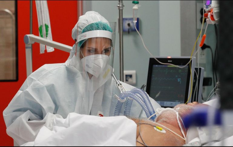 Los pacientes de COVID-19 en estado grave o crítico en el mundo son más de cien mil. EFE / G. Lami
