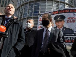 Edward Sapone (izq), abogado del ex titular de la Sedena Salvador Cienfuegos, afirma que el general está contento con la decisión de la fiscalía estadounidense. EFE / J. Lane