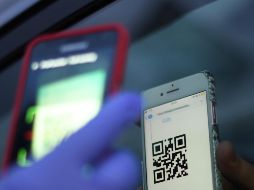Las personas deberán escanear el código QR que estará en la entrada de los establecimientos. AFP/ARCHIVO