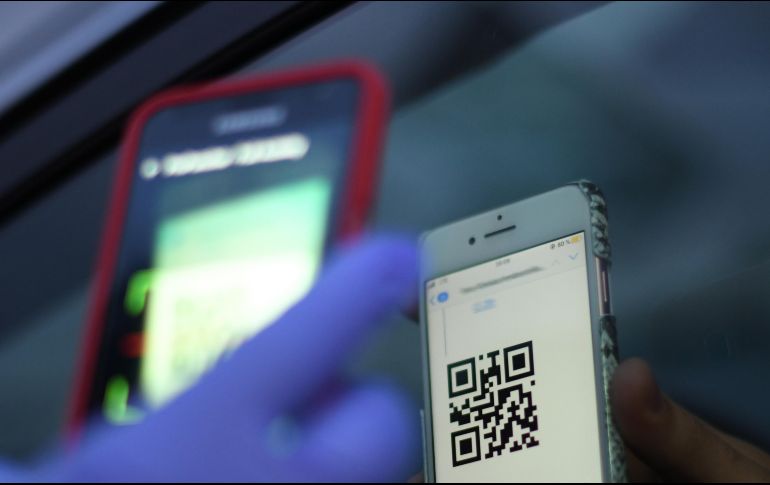Las personas deberán escanear el código QR que estará en la entrada de los establecimientos. AFP/ARCHIVO