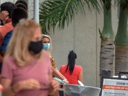 Frente a una nueva aceleración del virus, algunos estados y ciudades estadounidenses han restablecido varias restricciones. EFE/C. Herrera