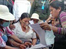 Mientras recibía oxígeno y suero, Heredia firmó una resolución que aprueba los contratos para distribuir los alimentos demandados por los manifestantes. TWITTER/@LosTiemposBol