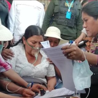 Amenazan a alcaldesa boliviana con subirla a un burro y se desmaya