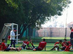POCO TIEMPO. Además de las lesiones, las convocatorias a la Selección mayor y Sub-23 han evitado que los rojiblancos trabajen con plantel completo. TWITTER/@chivas