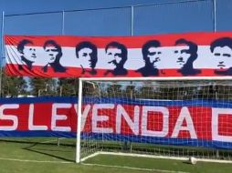 El equipo compartió en redes sociales un video en el que se ven las mantas con mensajes como ''Somos leyenda del futbol mexicano'' y ''Sólo mexicanos''. TWITTER / @Chivas