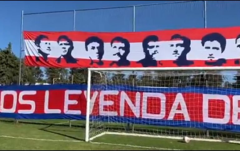 El equipo compartió en redes sociales un video en el que se ven las mantas con mensajes como ''Somos leyenda del futbol mexicano'' y ''Sólo mexicanos''. TWITTER / @Chivas
