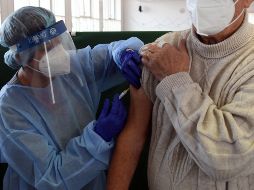 Las pruebas de Fase II brindan datos preliminares importantes, pero no demuestran en última instancia si la vacuna previene la enfermedad. EFE/ A. Canali