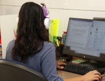 Alumnos desde tercer grado de secundaria a los primeros tres semestres de preparatoria son quienes más han sufrido algún tipo de violencia digital. NTX/ARCHIVO