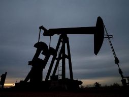 Este jueves, los contratos de futuros del WTI para entrega en diciembre restaron ocho centavos respecto a la sesión anterior. EFE/ARCHIVO