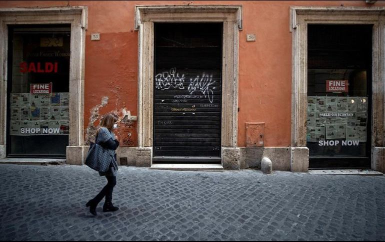 Una mujer camina por calles desiertas de Roma, en medio de la segunda ola de coronavirus que afectó al país. EFE/M. Percossi