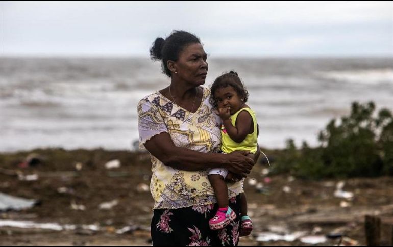 Una madre y su hija posan en el barrio El Muelle Bilwi, Puerto Cabezas, Nicaragua. EFE/Unicef