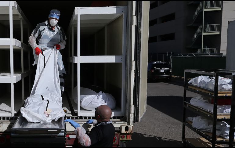 Los internos reciben dos dólares por hora por trasladar los cuerpos. AFP/M. Tama