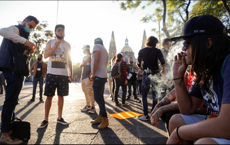 Decenas de consumidores realizaron un “fumatón” en el Centro de Guadalajara, mientras en el Senado de la República se discutía la aprobación de la nueva Ley Federal para la Regulación del Cannabis. EFE/F. Guasco