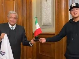 ''Es muy bonito que nos haya podido recibir. (Me siento) bien contento, bien orgulloso de mi tierra, bien orgulloso de México y hay que seguir por ese camino'', dijo el deportista. TWITTER / @lopezobrador_