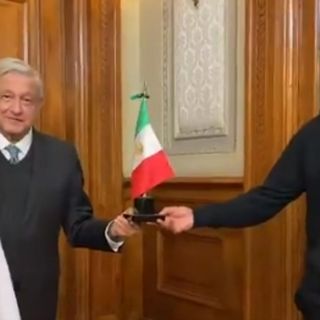 AMLO recibe jersey del pitcher de los Dodgers Julio Urías