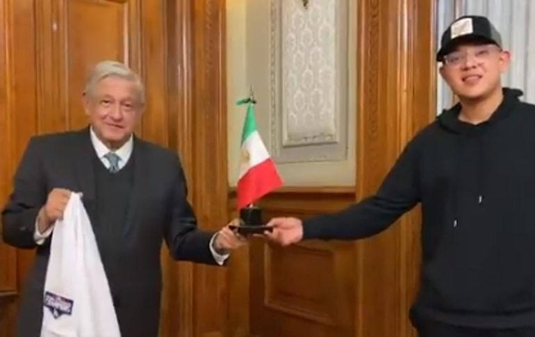 ''Es muy bonito que nos haya podido recibir. (Me siento) bien contento, bien orgulloso de mi tierra, bien orgulloso de México y hay que seguir por ese camino'', dijo el deportista. TWITTER / @lopezobrador_