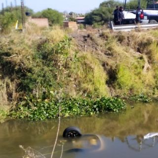 Seguridad en Jalisco: Mujer fallece ahogada tras caer su auto a un canal