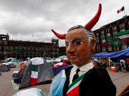 A pesar que se había informado que se levantaría temporalmente el plantón que mantienen desde hace dos meses en la plancha del Zócalo, integrantes de la organización permanecen en el lugar. EFE / ARCHIVO