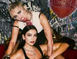 En el video se puede ver a Dua Lipa y a Miley Cyrus en un viaje de autobús. @mileycyrus