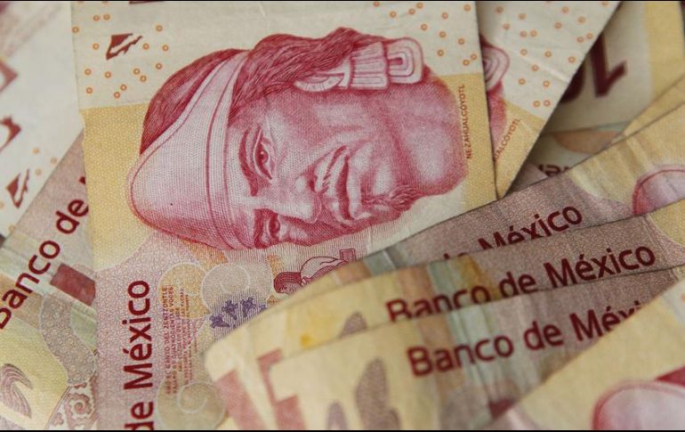 El peso pierde 1.2% o 24 centavos frente al dólar con respecto al cierre del viernes. EL INFORMADOR/ARCHIVO